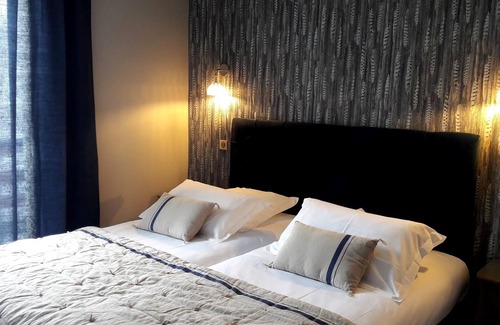 Saint-Jacques-des-Blats Hotel | Discover Le Griou: Family-Friendly Retreat with Dining