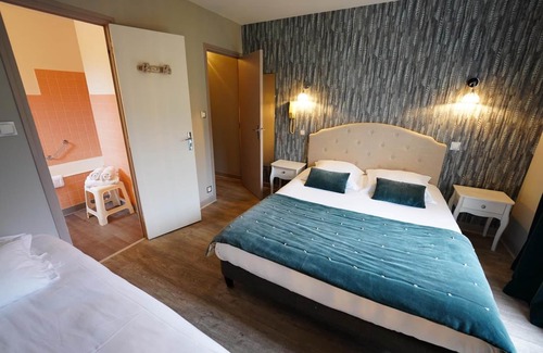 Saint-Jacques-des-Blats Hotel | Discover Le Griou: Family-Friendly Retreat with Dining