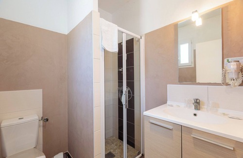 Ronce-les-Bains Hotel | Discover Le Héron Cendré: Family-Friendly with Breakfast