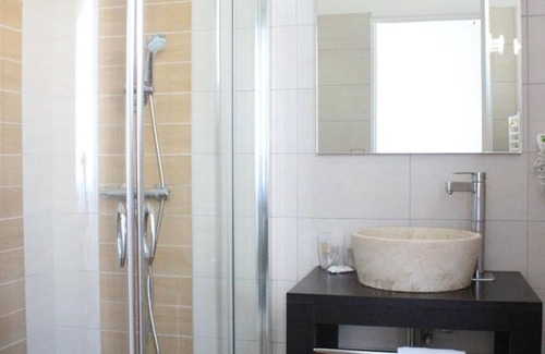 Ronce-les-Bains Hotel | Discover Le Héron Cendré: Family-Friendly with Breakfast
