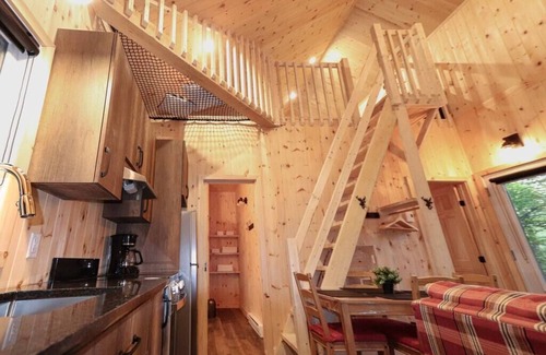 Shannon Apartment | Cozy Le Huard | Waterfront Cabin with Relaxing Spa