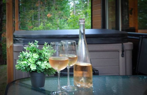 Shannon Apartment | Cozy Le Huard | Waterfront Cabin with Relaxing Spa