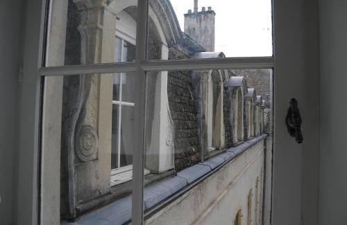 Beaune City Centre Apartment | Elegant Le Jardin des Chanceliers: 4-Star Family Retreat