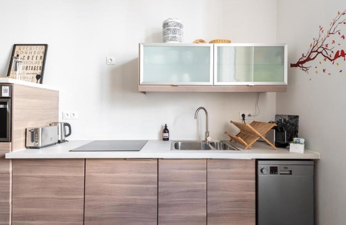 Le Bourg - Gare De Vaise Apartment | Explore Le Jardin des Docks - Family-Friendly Retreat