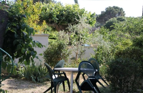 Fontaine-de-Vaucluse Apartment | Family-Friendly Retreat at Le Jardin de Zé with Kitchen