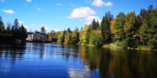 Mauricie Ski Chalet | Discover Le Jasmin Chalet: Nature Retreat with Kayaking
