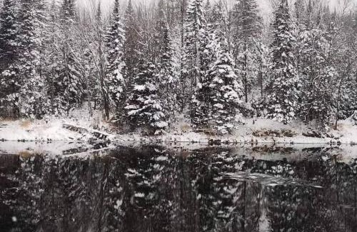 Mauricie Ski Chalet | Discover Le Jasmin Chalet: Nature Retreat with Kayaking