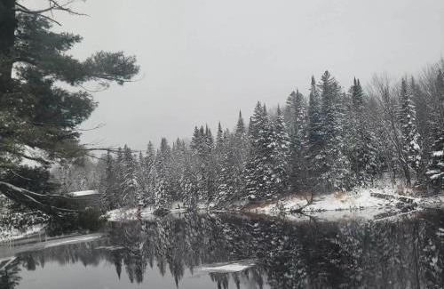 Mauricie Ski Chalet | Discover Le Jasmin Chalet: Nature Retreat with Kayaking