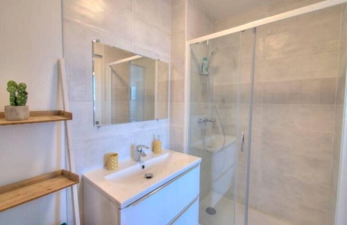 Caluire-et-Cuire Apartment | Inviting Le Jean Moulin - Family-Friendly by the Saône