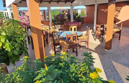 Ouoran Hotel | Budget-Friendly Le Kenkeni: Pet Friendly with Pool & Breakfast