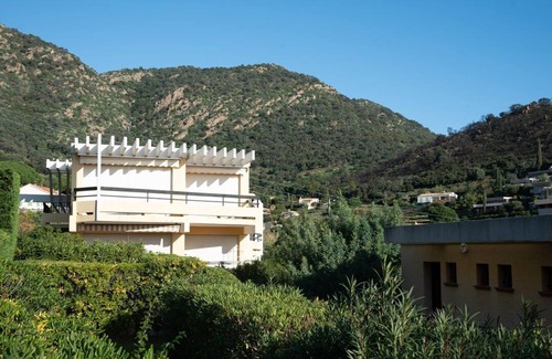 Le Lavandou Apartment | Perfect Le Lavandou Retreat: Oceanfront Cabin for 5