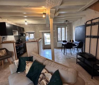 Chedigny House | Experience Oceanfront Bliss at Le Lavoir aux Roses