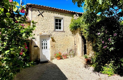 Montmoreau-Saint-Cybard House | Experience Le Lievre: Perfect Gite for Two with Breakfast