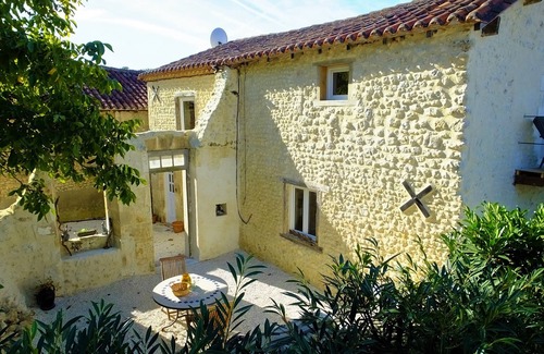 Montmoreau-Saint-Cybard House | Experience Le Lievre: Perfect Gite for Two with Breakfast