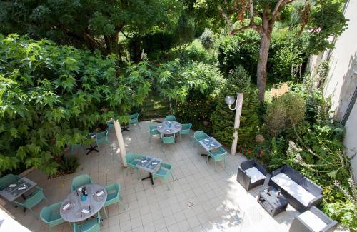 Manzac-sur-Vern Hotel | Discover Le Lion d'Or: Oceanfront Retreat with Top Amenities