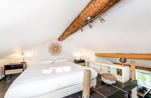 La Croix Rousse Apartment | Artistic Loft Experience in Croix-Rousse, Family Friendly
