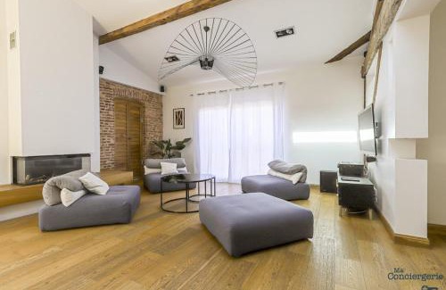 Toulouse City-Centre Apartment | Cozy Getaway at LE LOFT - Heart of Capitole with AC