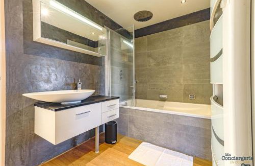 Toulouse City-Centre Apartment | Cozy Getaway at LE LOFT - Heart of Capitole with AC