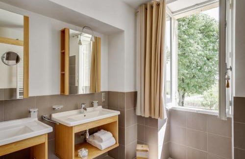 Saint-Etienne-De-Lisse Bed & Breakfast | Elegant Le logis de Valandraud: Oceanfront Bliss Awaits