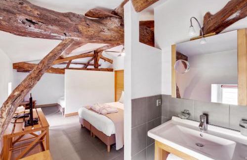 Saint-Etienne-De-Lisse Bed & Breakfast | Elegant Le logis de Valandraud: Oceanfront Bliss Awaits
