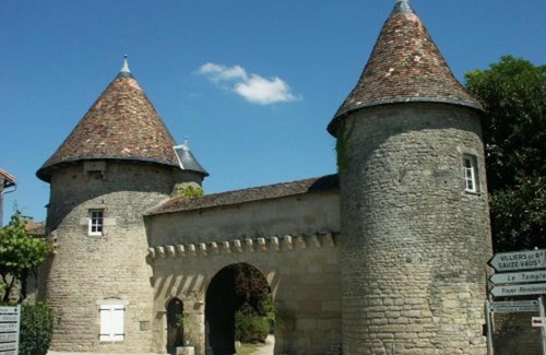 Villefagnan House | Cozy Stay at Le Logis des Tours with Pool & Breakfast