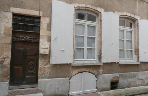 Moulins Apartment | Historic Stay at Le Logis XVIIème - Guest Rated 9.3
