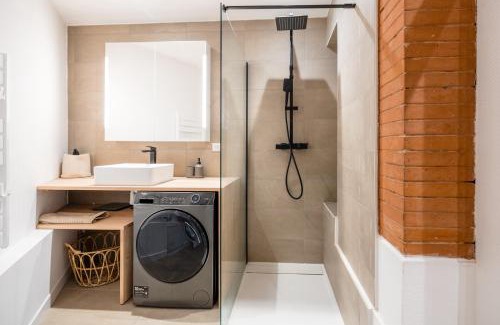 Saint - Aubin - Dupuy Apartment | Explore Le Lotus Blanc: 10 Min to Metro & Breakfast Included