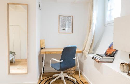 Saint - Aubin - Dupuy Apartment | Explore Le Lotus Blanc: 10 Min to Metro & Breakfast Included