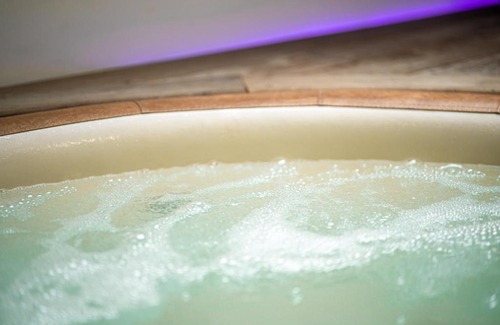 Spontin Apartment | Indulge at Le Lov't: Suite with Hot Tub & Perfect Rating