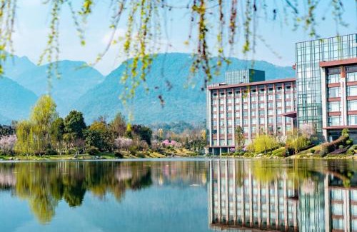 Emeishan Hotel | Exquisite Le Méridien Emei Mountain Resort with Ocean Views