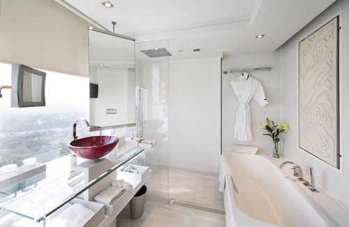 DLF Phase 3 Hotel | Elegant Le Méridien Gurgaon: Pool, Spa & Family-Friendly