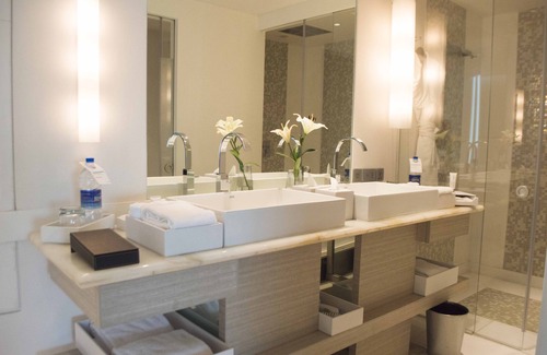 DLF Phase 3 Hotel | Elegant Le Méridien Gurgaon: Pool, Spa & Family-Friendly