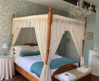 Salerm Bed & Breakfast | Exceptional Le Manoir aux Volets Verts - Family Friendly Stay