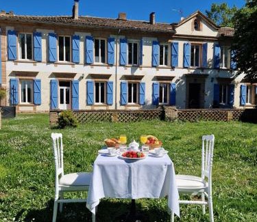 Lisle-sur-Tarn Hotel | Discover Le Manoir de Lisle: Oceanfront Bliss Awaits