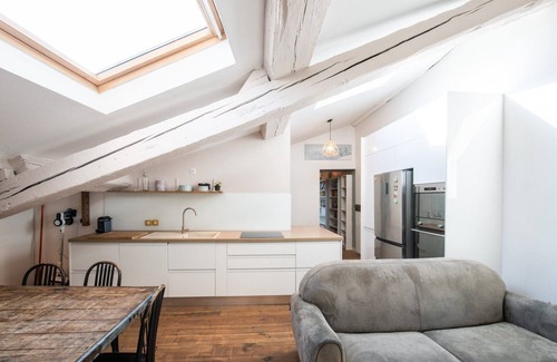 Terreaux - Bat d'argent Apartment | Discover Le Mansart: Spacious Apartment with Kitchen & Breakfast