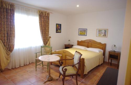 Saint-Saturnin-les-Avignon Bed & Breakfast | Relax at Le Mas de l'Amandier with Oceanfront Views