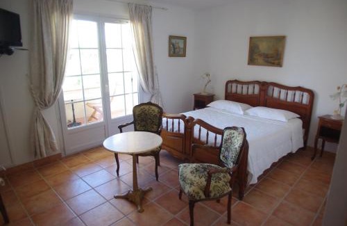 Saint-Saturnin-les-Avignon Bed & Breakfast | Relax at Le Mas de l'Amandier with Oceanfront Views