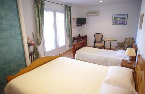 Saint-Saturnin-les-Avignon Bed & Breakfast | Relax at Le Mas de l'Amandier with Oceanfront Views