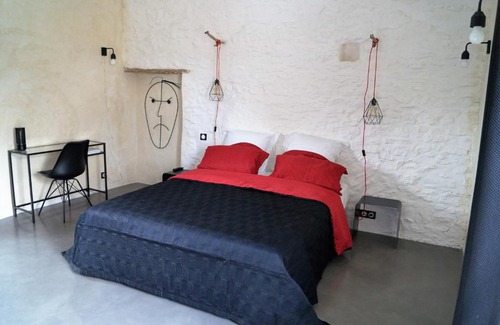 Faucon Bed & Breakfast | Relax at Le Mas de Colongene with Oceanfront Pool Views
