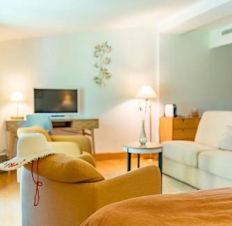 Greoux-les-Bains Hotel | Relax at Le Mas de La Crémaillère: Oceanfront Retreat