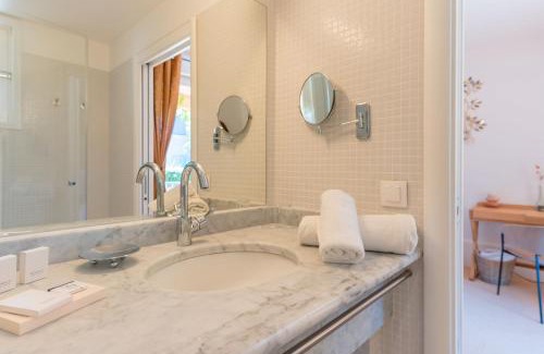 Greoux-les-Bains Hotel | Relax at Le Mas de La Crémaillère: Oceanfront Retreat