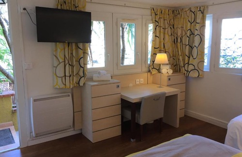 Sanary-sur-Mer Hotel | Discover Le Mas de la Frigoulette: Oceanfront Getaway