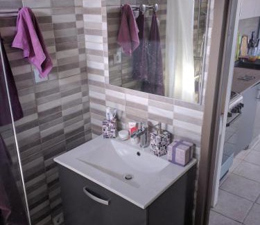 Caromb Apartment | Relaxing Getaway at Le Mas de la Tortue with Ocean View