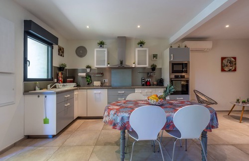 Comps House | Relax at Mas de Liam: Cozy Retreat with Spa & Breakfast