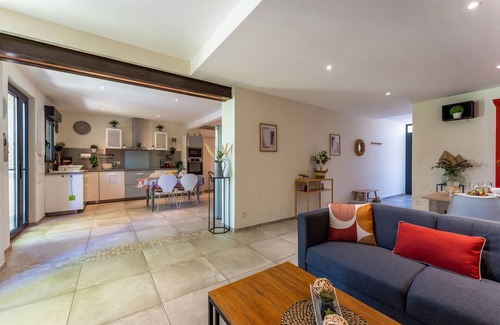 Comps House | Relax at Mas de Liam: Cozy Retreat with Spa & Breakfast