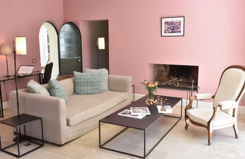 Le Sambuc Hotel | Experience Le Mas De Peint: 5-Star Retreat with Spa & Pool