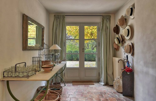 Cadenet House | Experience Authentic Provençal Charm at Le Mas des Oliviers
