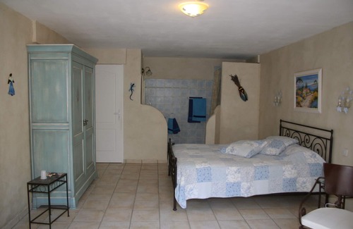 Trans-en-Provence Bed & Breakfast | Explore Le Mas des Tarentes Amidst Vineyards and Forests