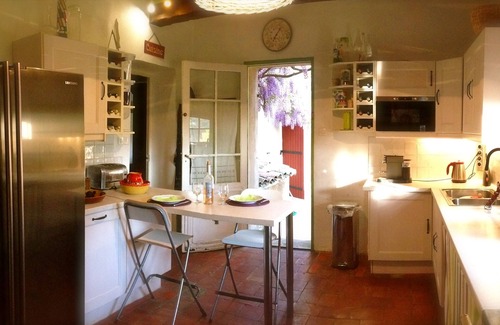 Simiane-Collongue Hotel | Discover Le Mas Du Philosophe: Poolside Villa in Provence