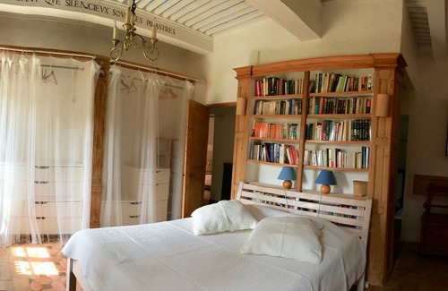 Simiane-Collongue Hotel | Discover Le Mas Du Philosophe: Poolside Villa in Provence